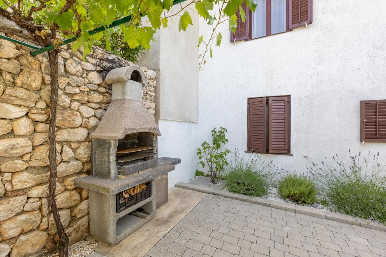 Home Away From Home With A Heated Pool Punat Exterior foto