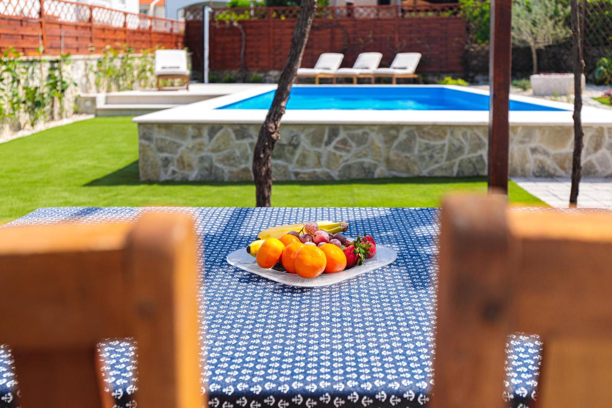 Home Away From Home With A Heated Pool Punat Exterior foto
