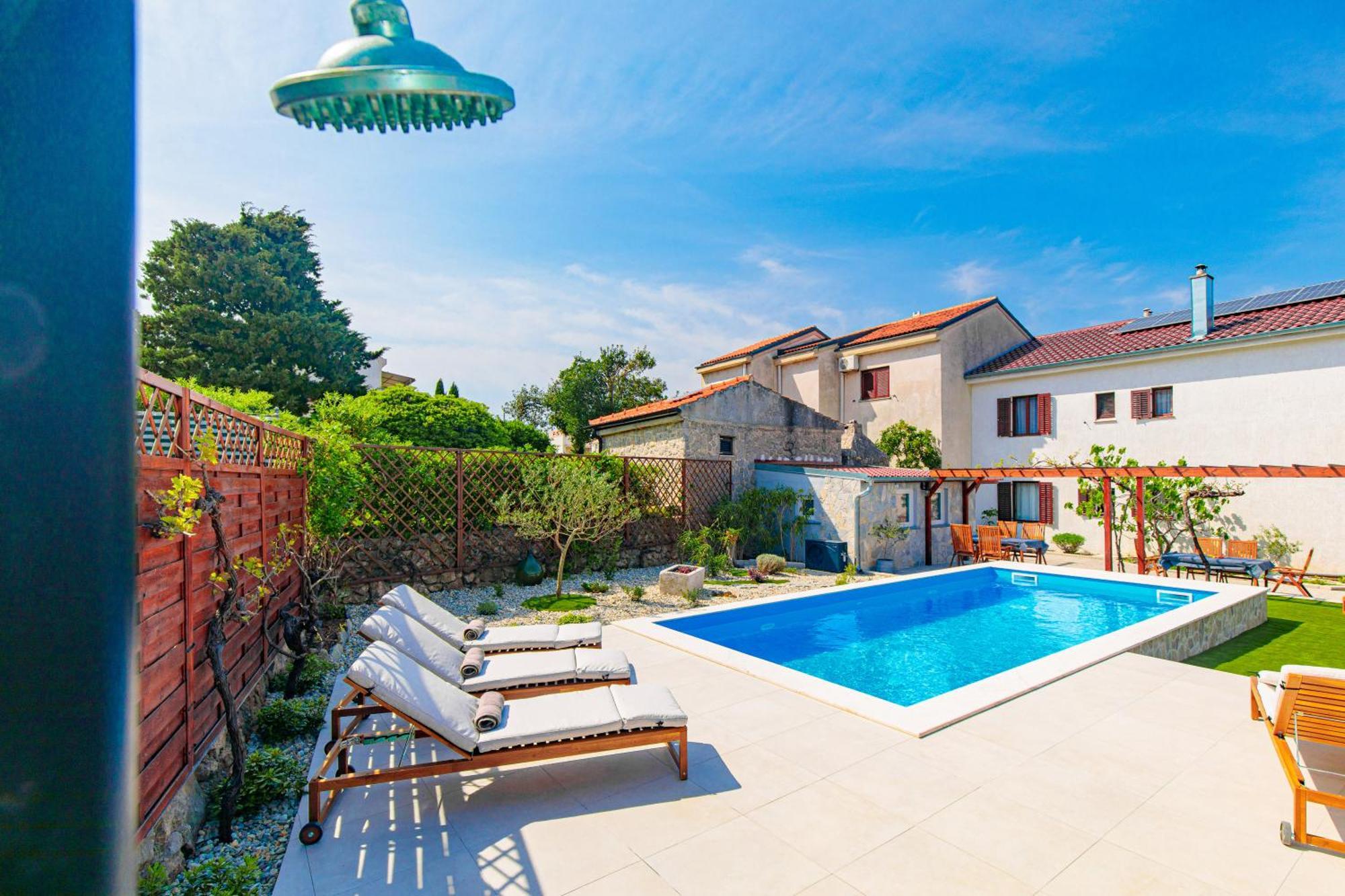 Home Away From Home With A Heated Pool Punat Exterior foto