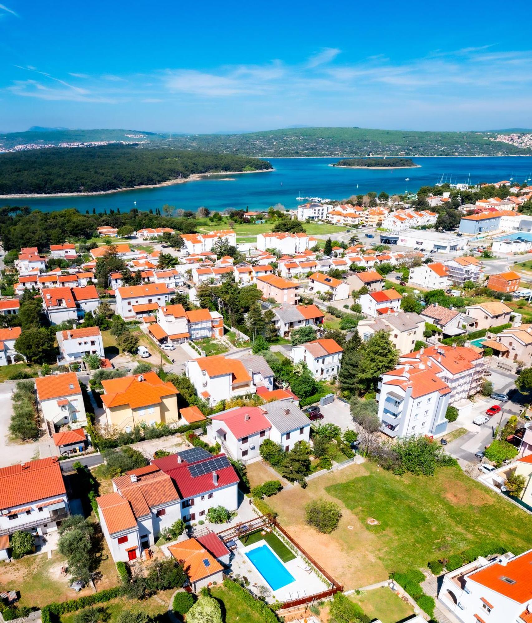 Home Away From Home With A Heated Pool Punat Exterior foto