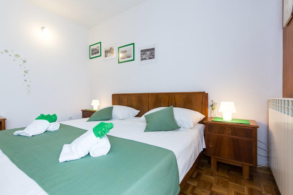 Home Away From Home With A Heated Pool Punat Exterior foto